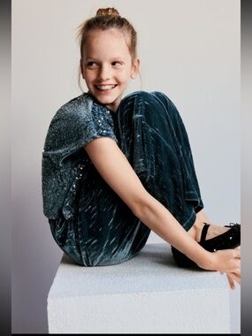 Zara kids girls
SEQUINNED
VELOUR JUMPSUIT.NEW(no tag)